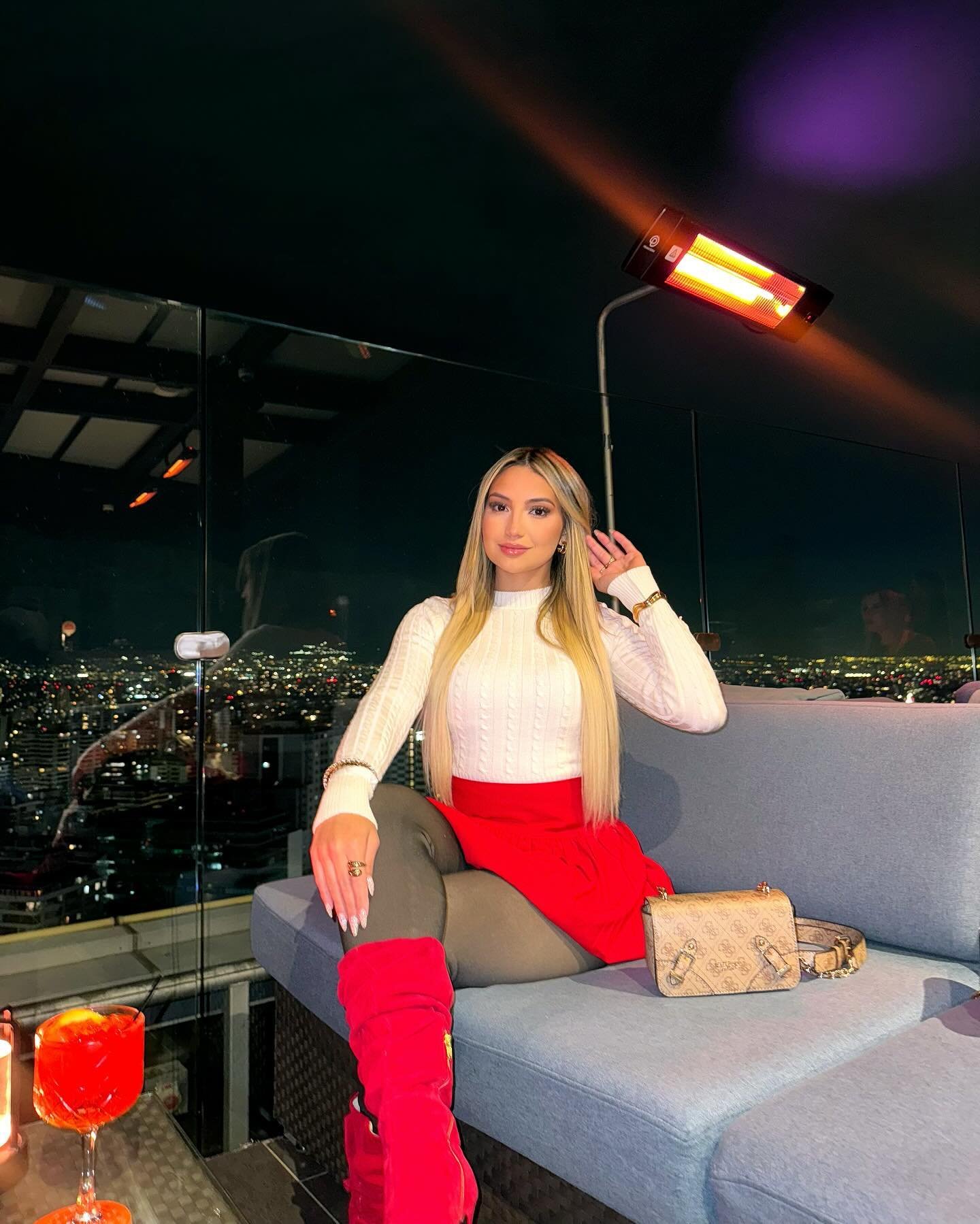 Beatriz, 23 — Real Estate Investment Director