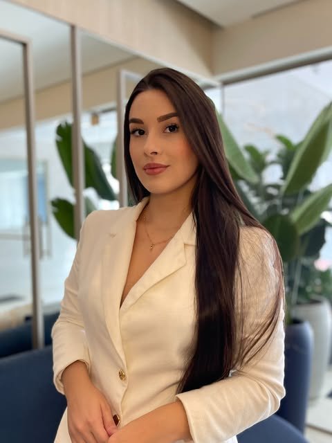 Isabela, 32 — Hedge Fund Analyst