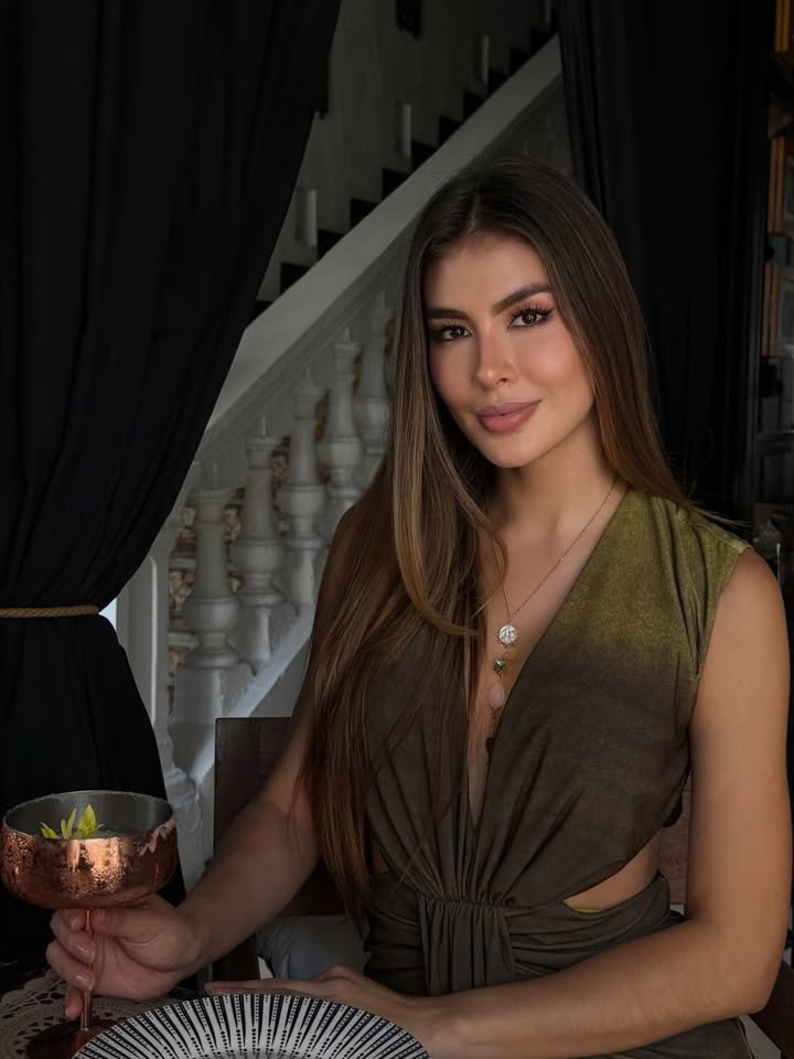 María, 25 — Real Estate Investment Director
