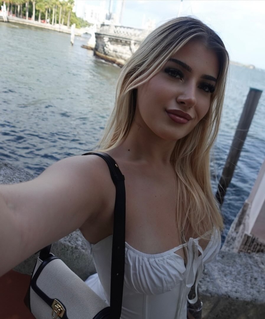 Viktoriya, 25 — Crypto Portfolio Strategist